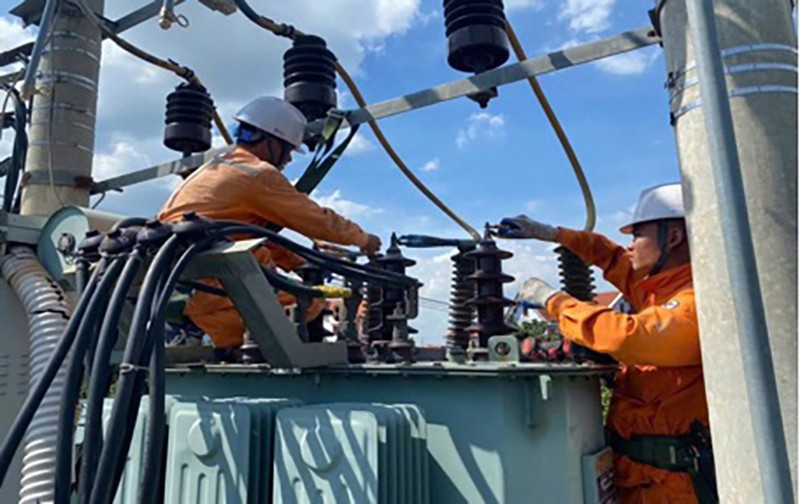 Công nhân EVNNPC làm việc dưới điều kiện thời tiết nắng nóng ngày 4/8/2025 Công nhân EVNNPC làm việc dưới điều kiện thời tiết nắng nóng ngày 4/8/2025