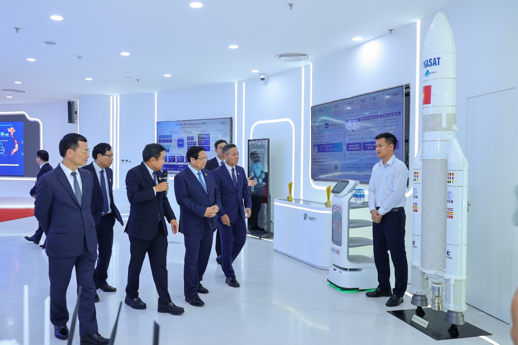 Thủ tướng tham quan phòng triển lãm và các sản phẩm công nghệ của Tập đoàn - Ảnh: VGP/Nhật Bắc