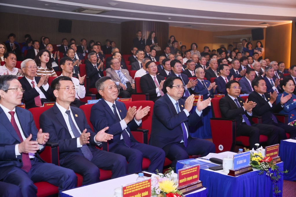 Thủ tướng Chính phủ Phạm Minh Chính và các đại biểu dự lễ kỷ niệm 80 năm ngày truyền thống và đón nhận danh hiệu Anh hùng Lao động của VNPT - Ảnh: VGP/Nhật Bắc