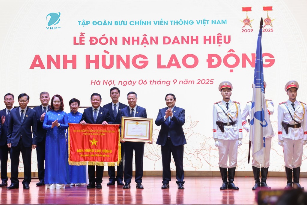Thay mặt lãnh đạo Đảng, Nhà nước, Thủ tướng Chính phủ Phạm Minh Chính trao tặng Danh hiệu Anh hùng lao động lần thứ hai cho VNPT - Ảnh: VGP/Nhật Bắc