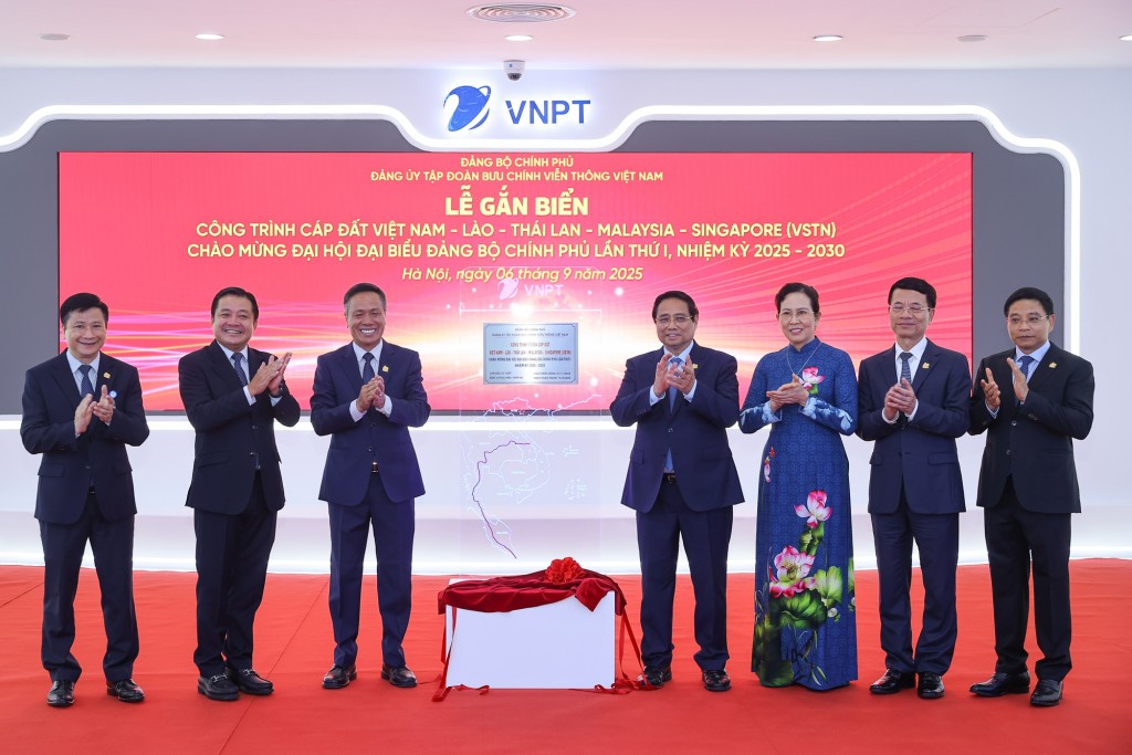 Thủ tướng Phạm Minh Chính thực hiện nghi thức gắn biển công trình cáp đất Việt Nam-Lào-Thái Lan- Malaysia-Singapore của Tập đoàn VNPT - Ảnh: VGP/Nhật Bắc