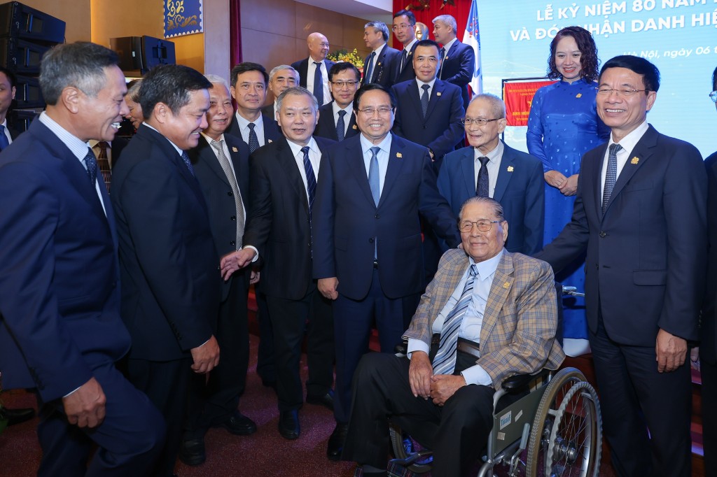 Thủ tướng cùng các nguyên lãnh đạo của Tập đoàn - Ảnh: VGP/Nhật Bắc