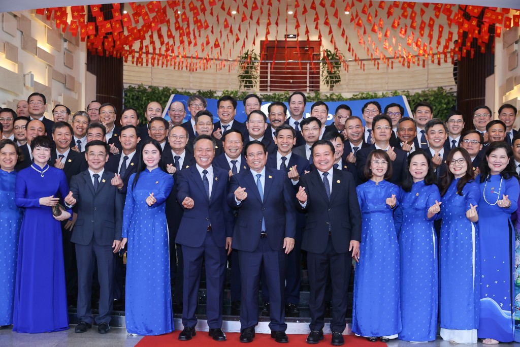 Thủ tướng cùng lãnh đạo, cán bộ, nhân viên của Tập đoàn - Ảnh: VGP/Nhật Bắc