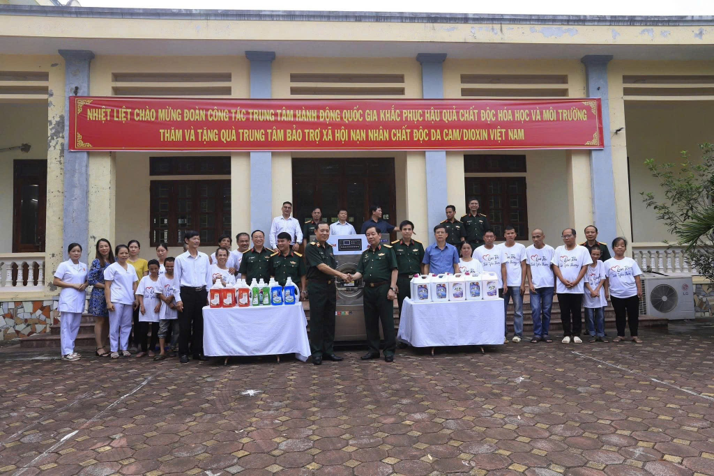 Tổng giám đốc Trung tâm hành động quốc gia khắc phục hậu quả chất độc hóa học và môi trường tặng quà cho các nạn nhân tại Trung tâm bảo trợ xã hội nạn nhân chất độc da cam Tổng giám đốc Trung tâm hành động quốc gia khắc phục hậu quả chất độc hóa học và môi trường tặng quà cho các nạn nhân tại Trung tâm bảo trợ xã hội nạn nhân chất độc da cam