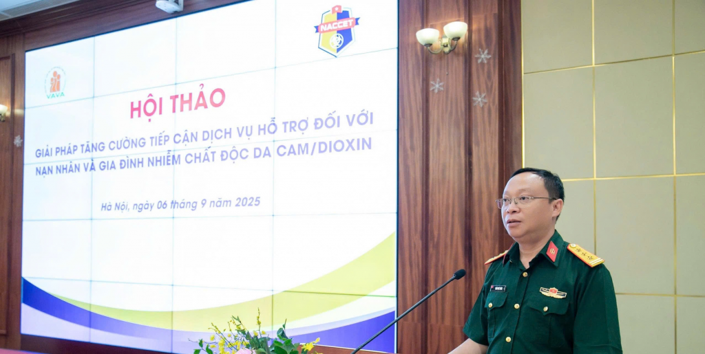 Thượng tá Trần Đức Hùng - Phó tổng giám đốc trung tâm hành động quốc gia khắc phục hậu quả chất độc hóa học và môi trường (NACCET) phát biểu về vấn đề hỗ trợ sinh kế cho gia đình các nạn nhân da cam/dioxin Việt Nam Thượng tá Trần Đức Hùng - Phó tổng giám đốc trung tâm hành động quốc gia khắc phục hậu quả chất độc hóa học và môi trường (NACCET) phát biểu về vấn đề hỗ trợ sinh kế cho gia đình các nạn nhân da cam/dioxin Việt Nam