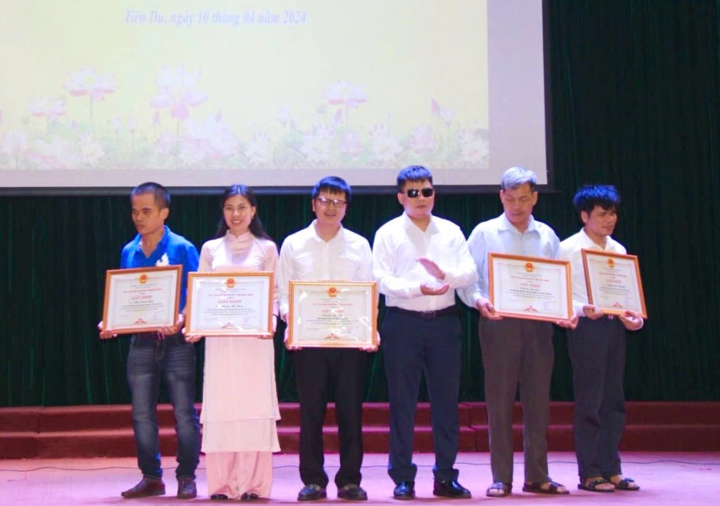 Bài 4: Vươn lên trong bóng tối, thắp sáng niềm tin cho cộng đồng