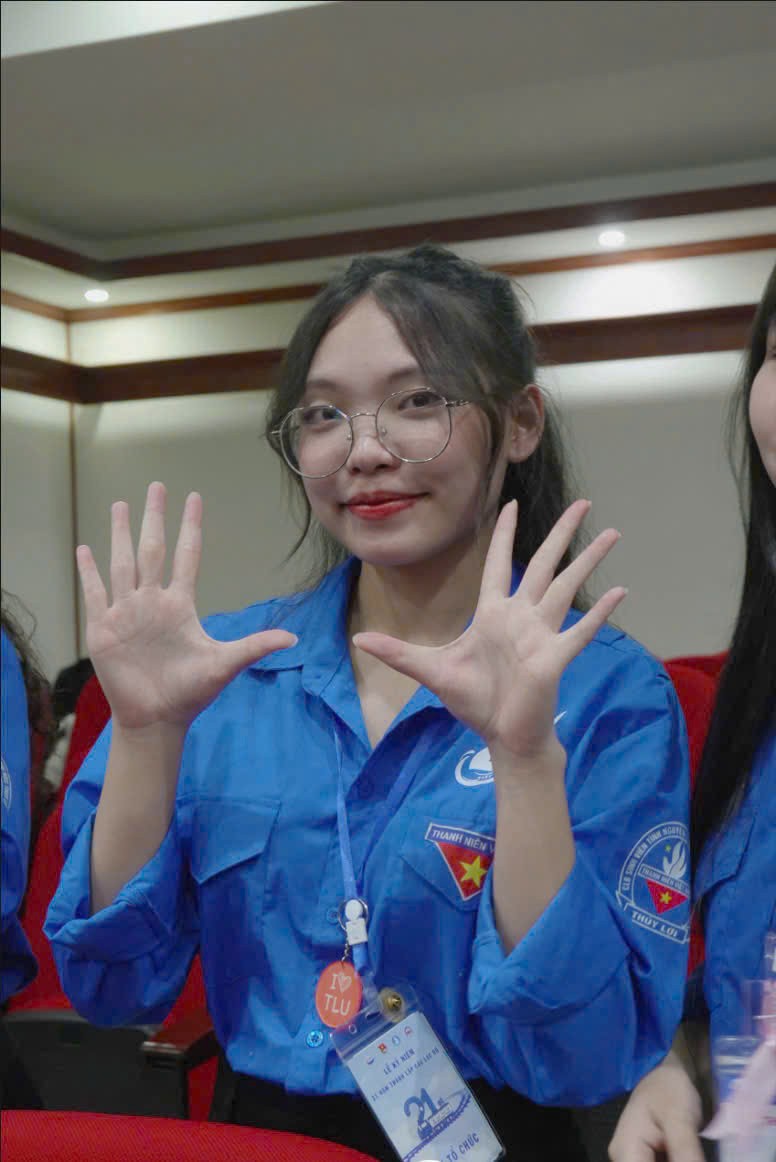 Nụ cười rạng rỡ của Thuận trong màu áo xanh Thanh niên tình nguyện, ghi dấu tuổi trẻ nhiều trải nghiệm sẻ chia.
