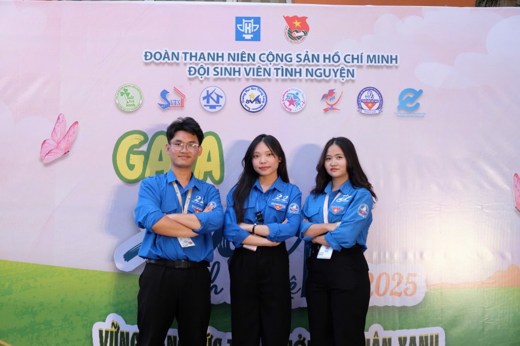 Thuận cùng các bạn trong Đội sinh viên tình nguyện Đại học Thủy lợi tại Gala tổng kết chiến dịch Mùa hè xanh 2025 – minh chứng cho sức trẻ, nhiệt huyết và tinh thần cống hiến.