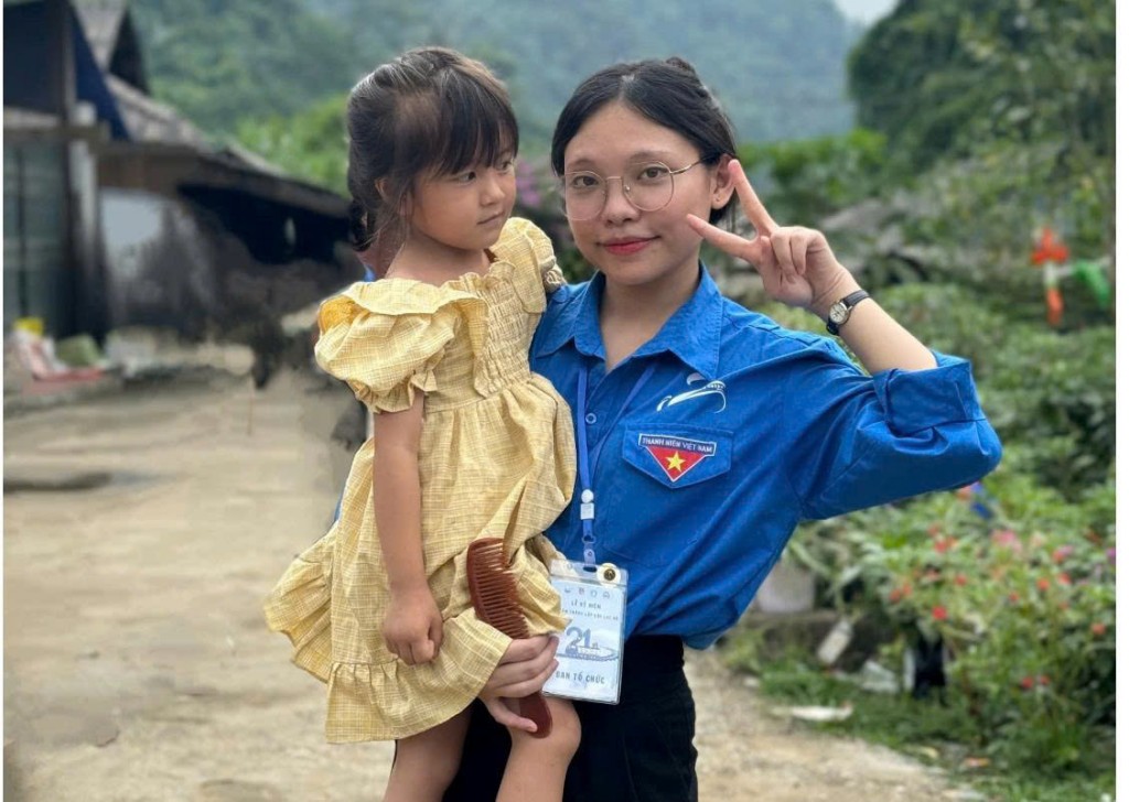 Nông Thị Bích Thuận trong chuyến tình nguyện tại vùng núi, ân cần bế em nhỏ địa phương – hình ảnh giản dị nhưng thấm đẫm tình yêu thương.