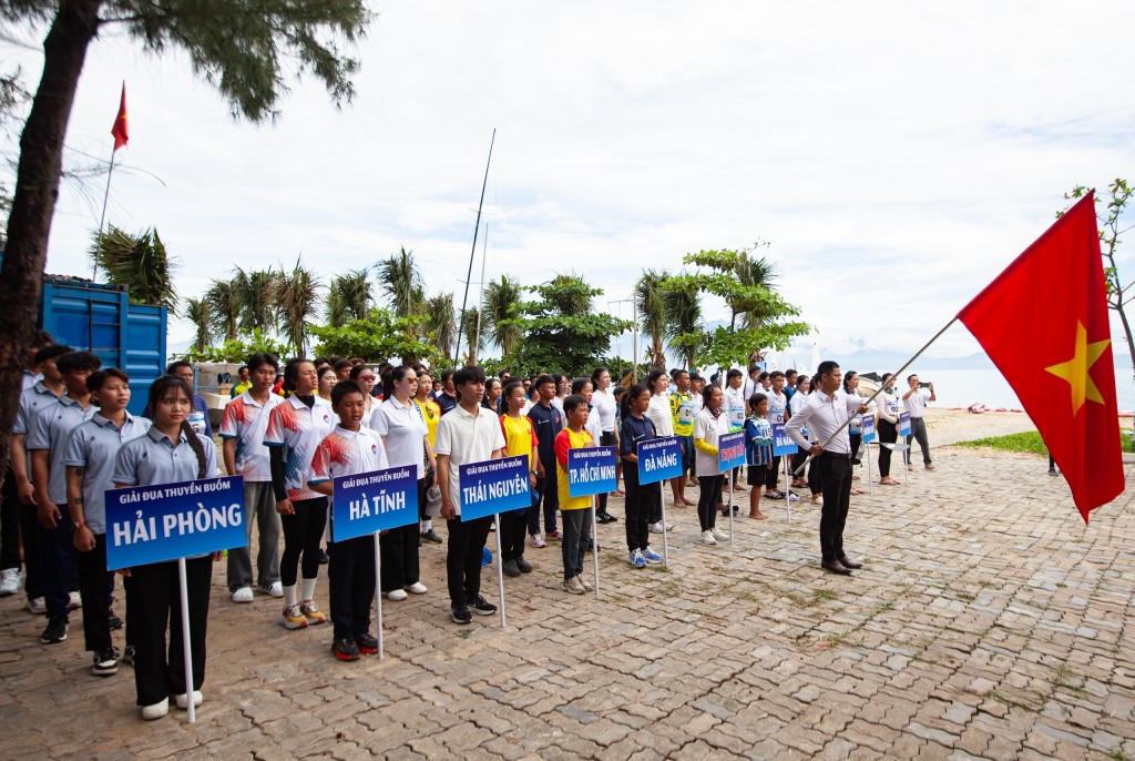 Ban Tổ chức và các vận động viên thực hiện nghi thức lễ chào cờ (Ảnh Út Vũ)