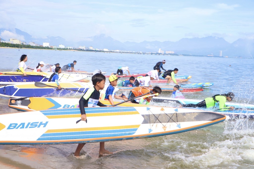 Nội dung thi đấu đòi hỏi các vận động viên phải có sức khỏe tốt, phối hợp nhuần nhuyễn các động tác chuyển tiếp từ bãi cát sang mép nước (Ảnh Út Vũ)