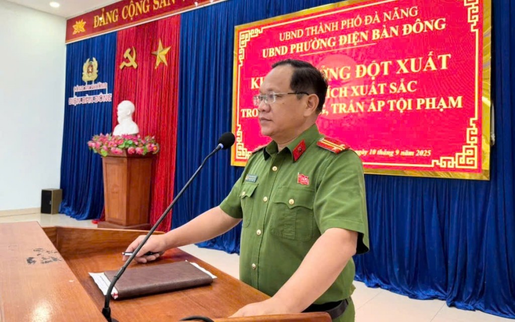 Trung tá Phan Thanh Hồng, Phó trưởng Công an phường Điện Bàn Đông báo cáo thành tích tại lễ khen thưởng UBND phường Điện Bàn Đông, TP Đà Nẵng vừa tổ chức lễ khen thưởng đột xuất c Trung tá Phan Thanh Hồng, Phó trưởng Công an phường Điện Bàn Đông báo cáo thành tích tại lễ khen thưởng UBND phường Điện Bàn Đông, TP Đà Nẵng vừa tổ chức lễ khen thưởng đột xuất c