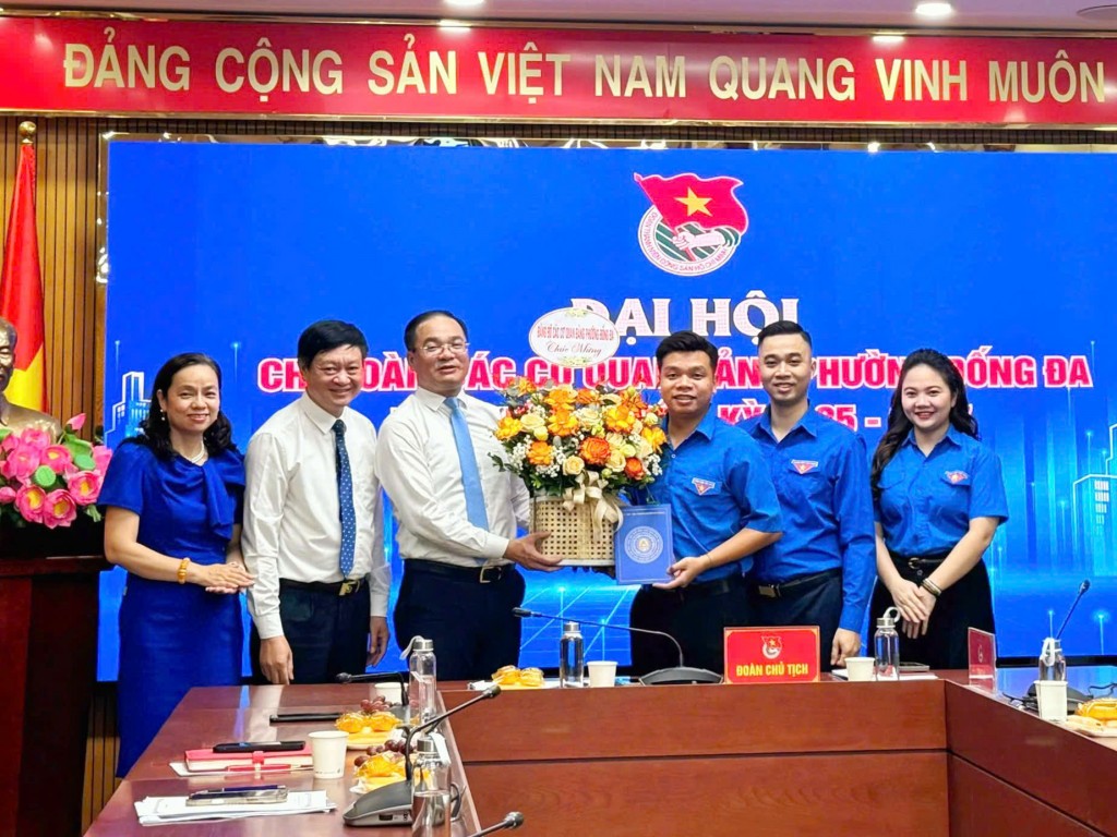 Lãnh đạo phường tặng hoa chúc mừng Đại hội Chi đoàn các cơ quan phường Đống Đa nhiệm kỳ 2025 – 2030. Lãnh đạo phường tặng hoa chúc mừng Đại hội Chi đoàn các cơ quan phường Đống Đa nhiệm kỳ 2025 – 2030.