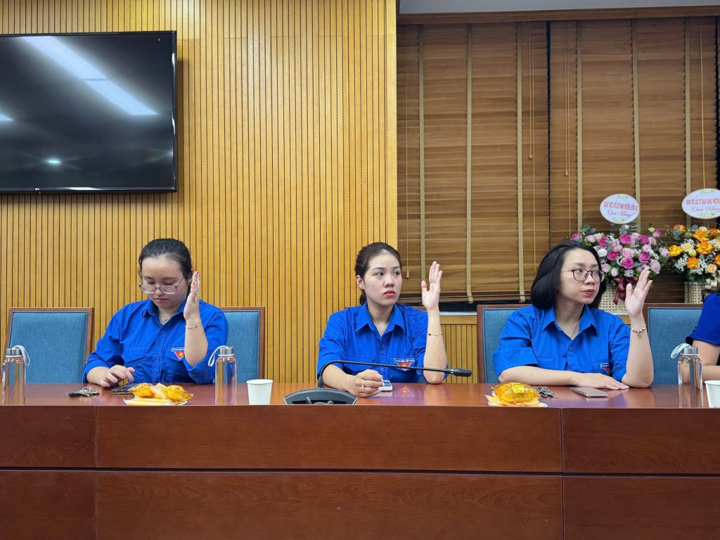 Đoàn viên Chi đoàn biểu quyết tại Đại hội với tinh thần dân chủ, trách nhiệm Đoàn viên Chi đoàn biểu quyết tại Đại hội với tinh thần dân chủ, trách nhiệm