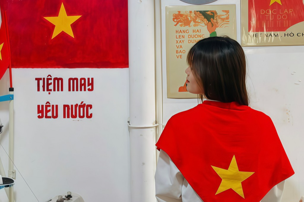 Sắc đỏ dân tộc trong Tiệm may yêu nước