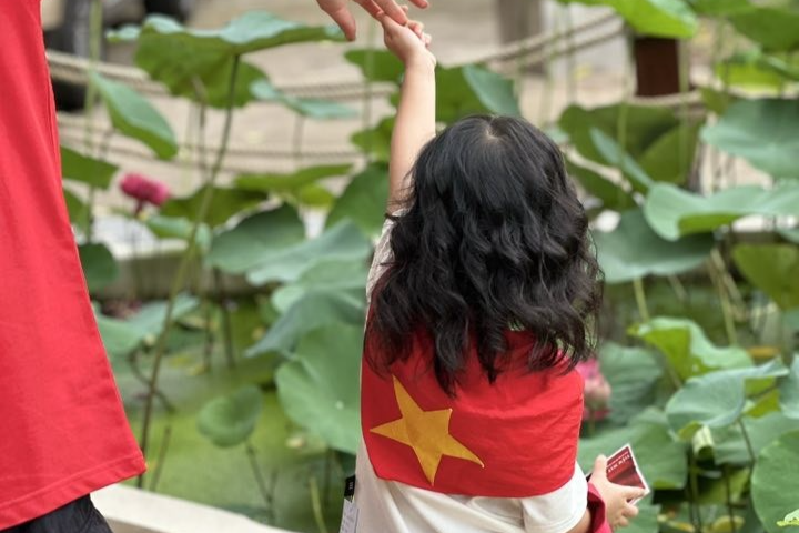 Sắc đỏ dân tộc trong Tiệm may yêu nước