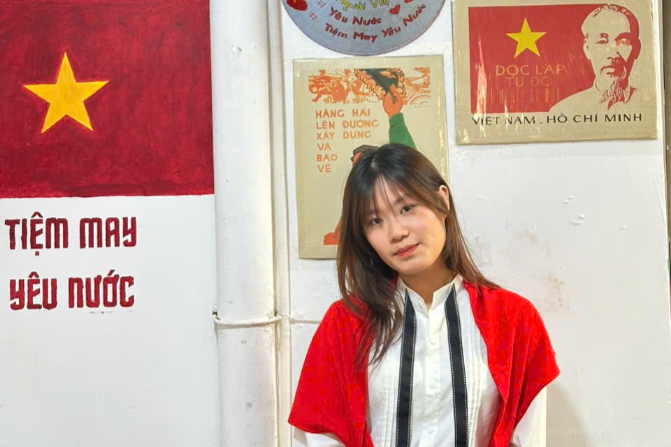 Sắc đỏ dân tộc trong Tiệm may yêu nước