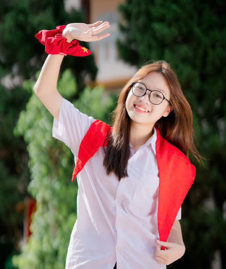 Sắc đỏ dân tộc trong Tiệm may yêu nước