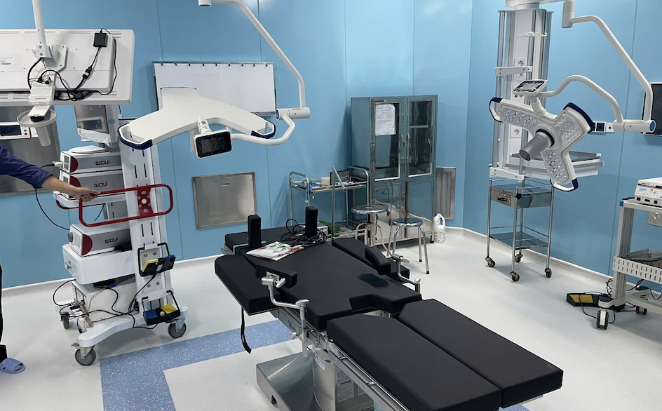 Người bệnh được phẫu thuật tại phòng mổ đạt chuẩn được trang bị hệ thống phẫu thuật nội soi tại Trung tâm Y tế Quân dân Y Côn Đảo Người bệnh được phẫu thuật tại phòng mổ đạt chuẩn được trang bị hệ thống phẫu thuật nội soi tại Trung tâm Y tế Quân dân Y Côn Đảo