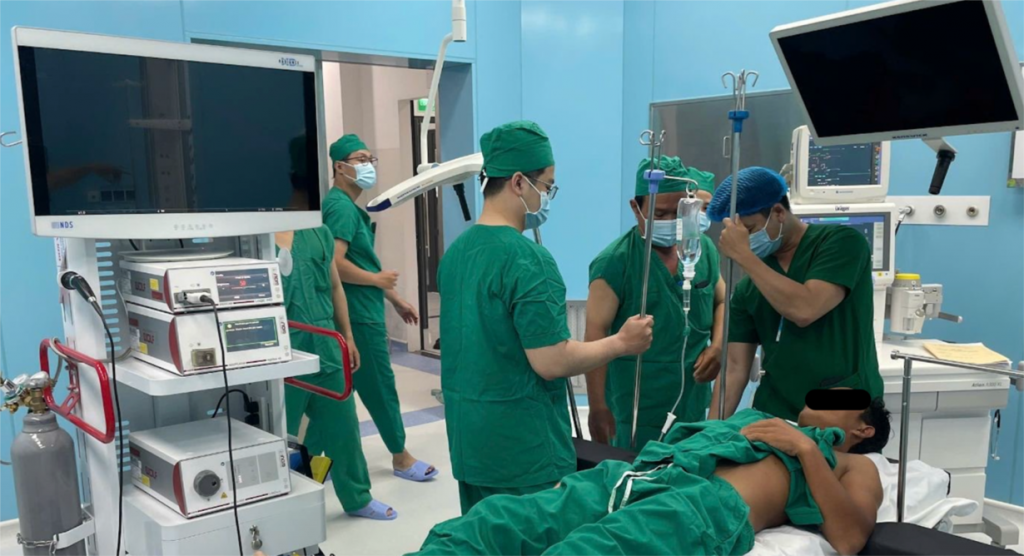 Ê-kíp bác sĩ phẫu thuật và gây mê của Bệnh viện Bình Dân cùng các y, bác sĩ của Trung tâm y tế Quân dân Y Côn Đảo chuẩn bị cho ca phẫu thuật nội soi đầu tiên tại Côn Đảo Ê-kíp bác sĩ phẫu thuật và gây mê của Bệnh viện Bình Dân cùng các y, bác sĩ của Trung tâm y tế Quân dân Y Côn Đảo chuẩn bị cho ca phẫu thuật nội soi đầu tiên tại Côn Đảo