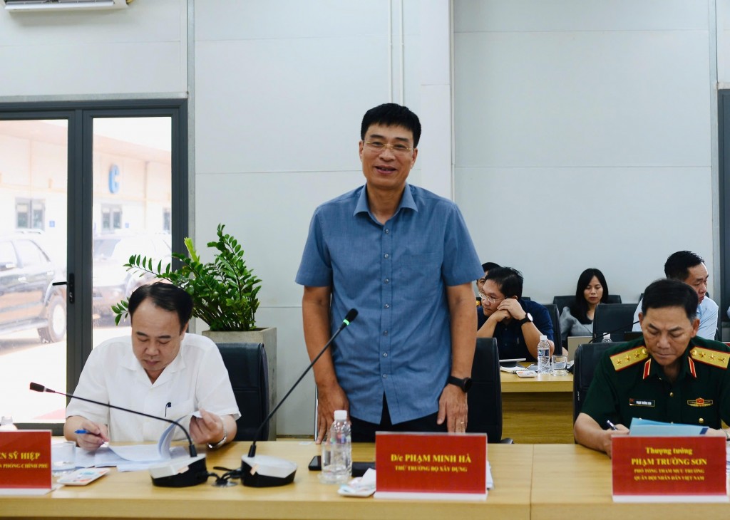 Thứ trưởng Bộ Xây dựng Phạm Minh Hà báo cáo tại buổi làm việc - Ảnh: VGP/AT