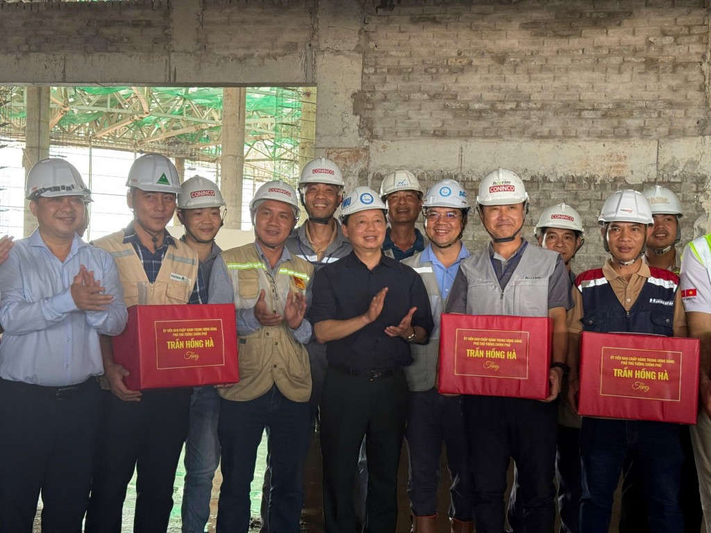 Phó Thủ tướng tặng quà các đơn vị thi công tại công trường - Ảnh: VGP/AT