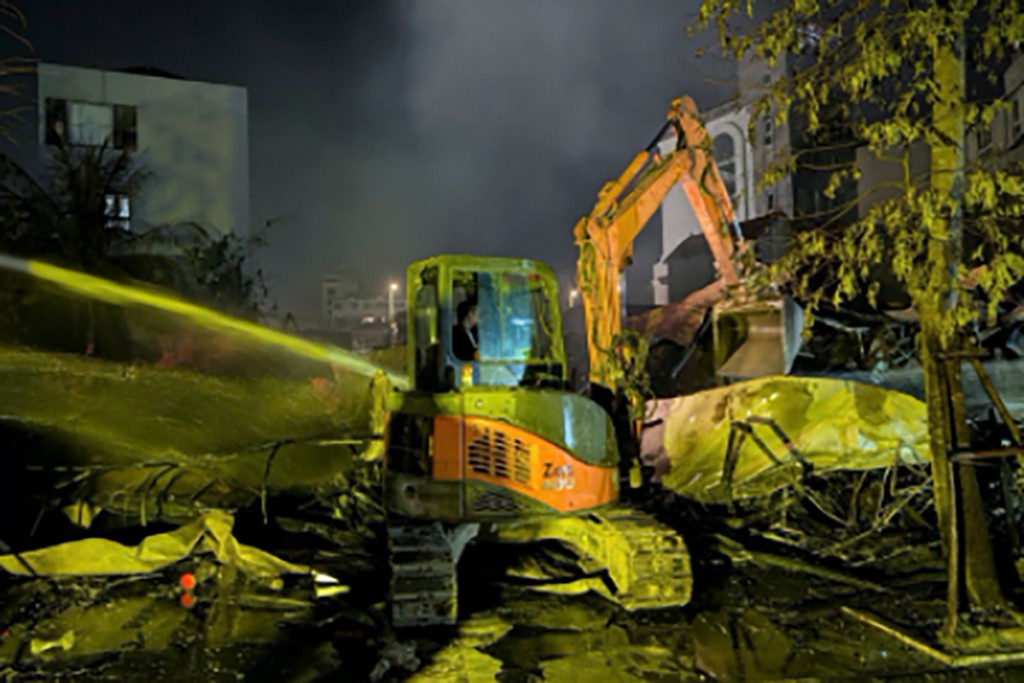 Máy xúc được huy động để phá dỡ cấu kiện, mở đường cho lực lượng Cảnh sát PCCC và CNCH tiếp cận, dập lửa