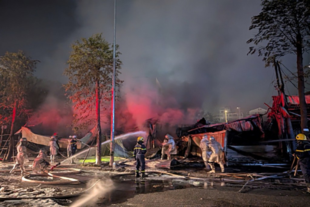 Huy động hàng chục cảnh sát xử lý vụ cháy tại phường Tây Hồ