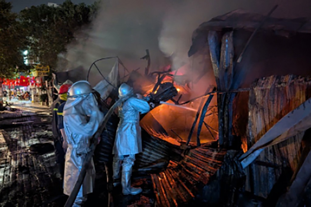 Lực lượng Cảnh sát PCCC và CNCH triển khai phương tiện, phun nước khoanh vùng, dập tắt đám cháy