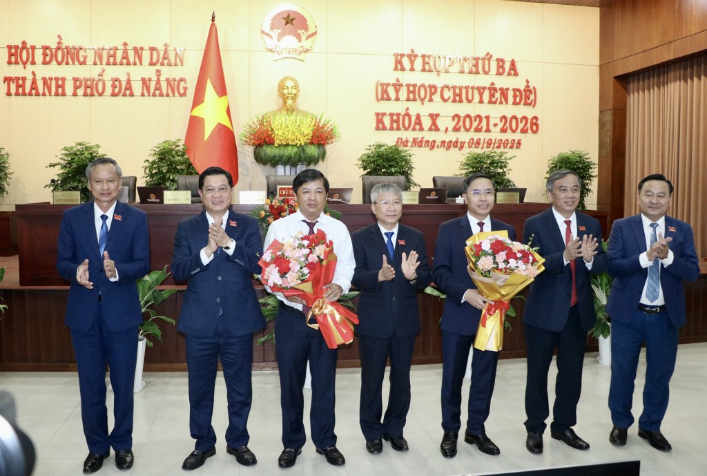 Chủ tịch và các Phó Chủ tịch HĐND TP Đà Nẵng tặng hoa chúc mừng ông Phạm Đức Ấn (thứ ba từ bên phải qua) và ông Lương Nguyễn Minh Triết (thứ ba từ bên trái qua) (Ảnh danang.gov)