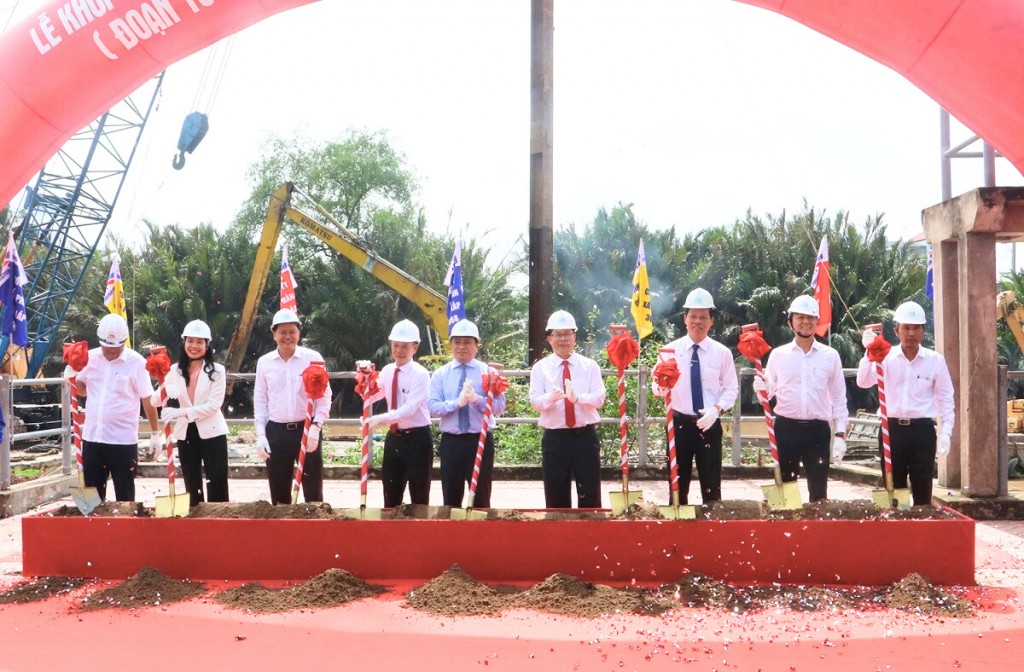 Đại biểu thực hiện nghi thức khởi công dự án. Đại biểu thực hiện nghi thức khởi công dự án.