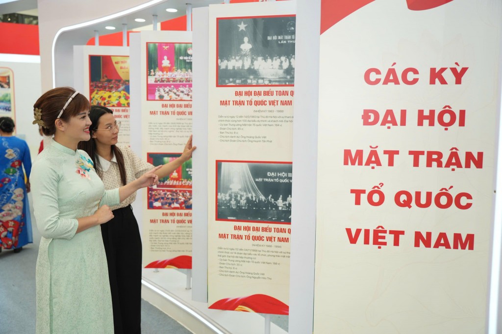 Cán bộ Mặt trận Hà Nội tham quan triển lãm thành tựu đất nước