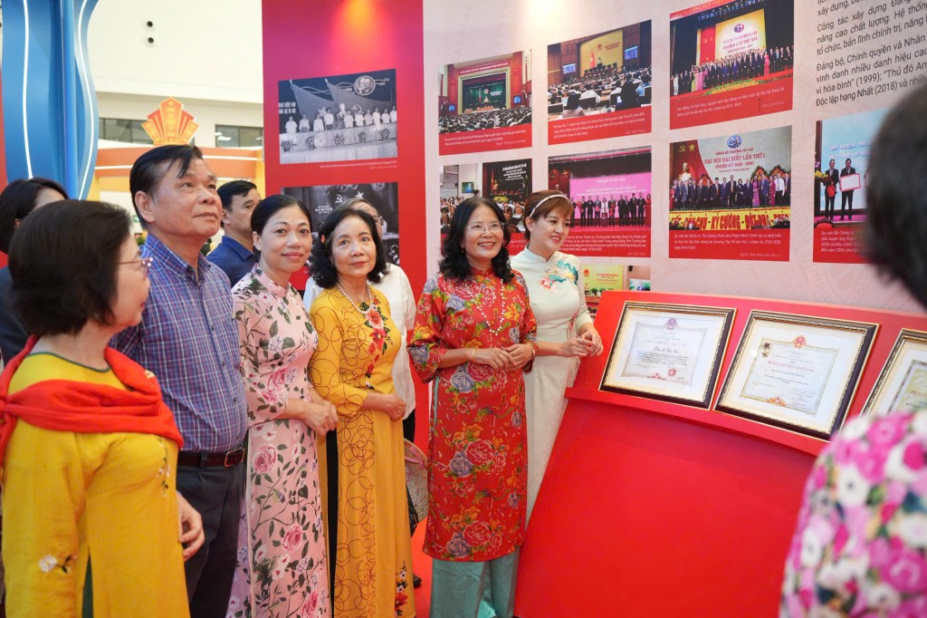 Cán bộ Mặt trận Hà Nội tham quan triển lãm thành tựu đất nước Cán bộ Mặt trận Hà Nội tham quan triển lãm thành tựu đất nước