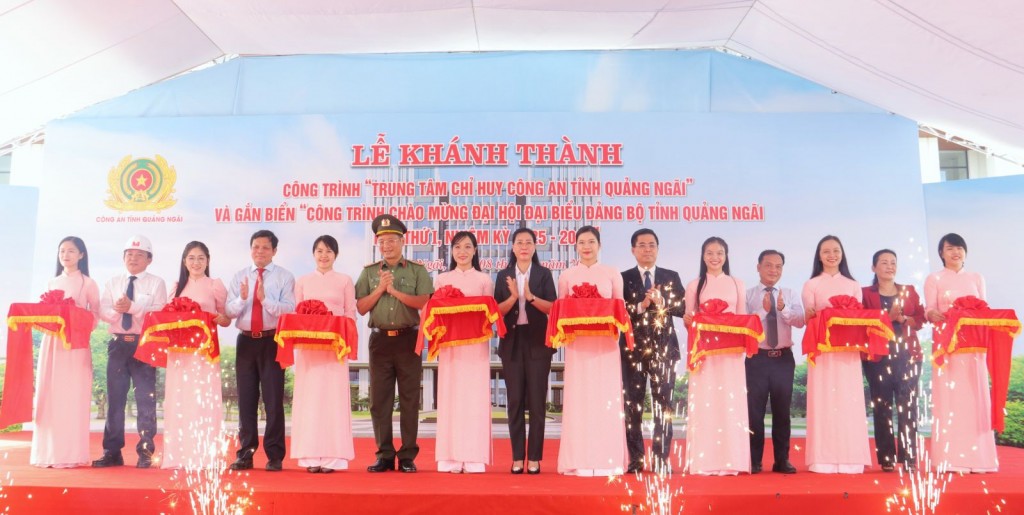 Lãnh đạo tỉnh và Lãnh đạo Công an tỉnh, cùng đại diện nhà thầu thi công cắt băng khánh thành công trình “Trung tâm chỉ huy Công an tỉnh Quảng Ngãi” Lãnh đạo tỉnh và Lãnh đạo Công an tỉnh, cùng đại diện nhà thầu thi công cắt băng khánh thành công trình “Trung tâm chỉ huy Công an tỉnh Quảng Ngãi”