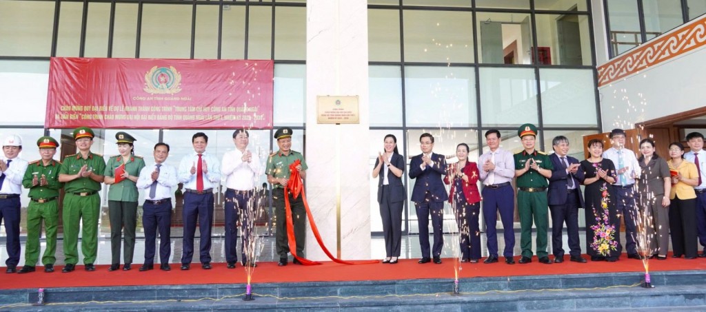 Đại biểu thực hiện nghi thức gắn biển công trình chào mừng Đại hội đại biểu Đảng bộ tỉnh Quảng Ngãi lần thứ I, nhiệm kỳ 2025-2030 Đại biểu thực hiện nghi thức gắn biển công trình chào mừng Đại hội đại biểu Đảng bộ tỉnh Quảng Ngãi lần thứ I, nhiệm kỳ 2025-2030