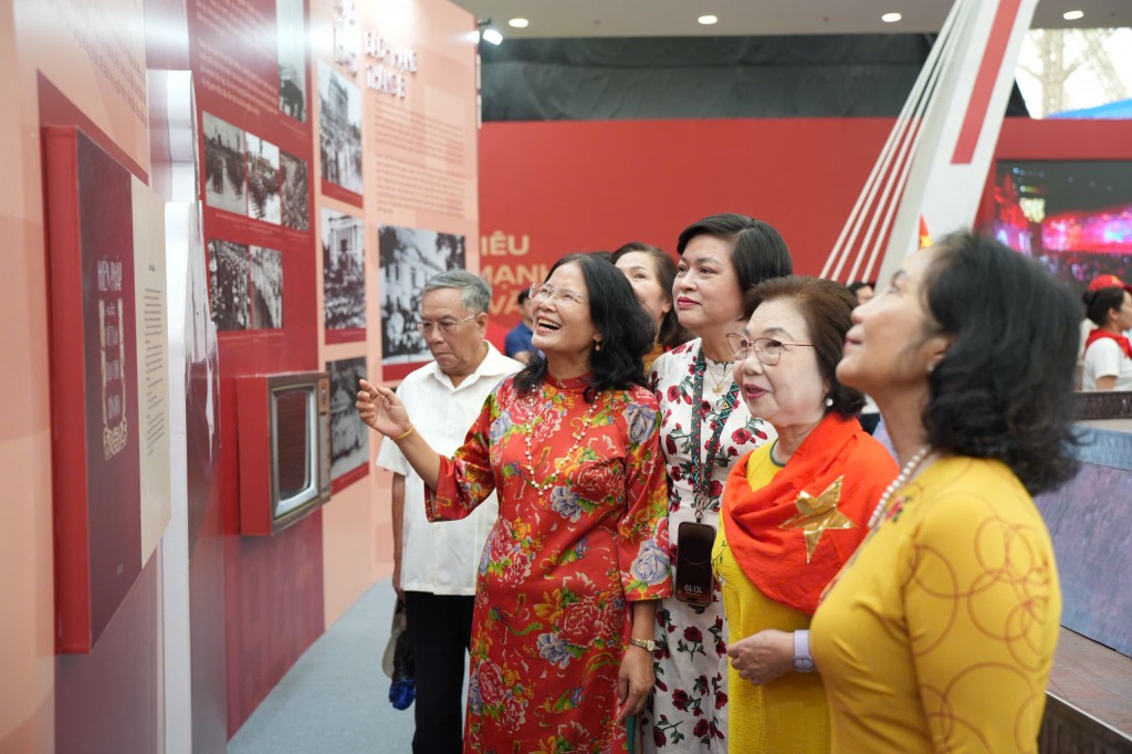 Cán bộ Mặt trận Hà Nội tham quan triển lãm thành tựu đất nước Cán bộ Mặt trận Hà Nội tham quan triển lãm thành tựu đất nước