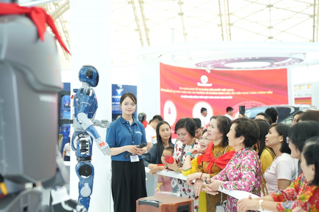 Cán bộ Mặt trận Hà Nội tham quan triển lãm thành tựu đất nước Cán bộ Mặt trận Hà Nội tham quan triển lãm thành tựu đất nước