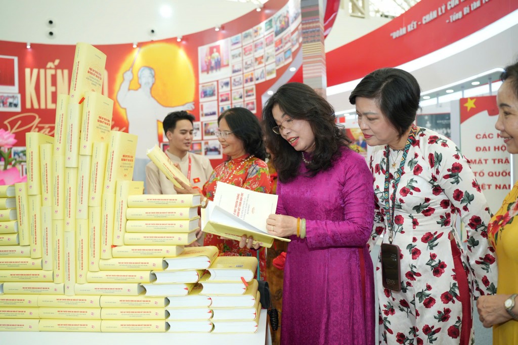 Cán bộ Mặt trận Hà Nội tham quan triển lãm thành tựu đất nước