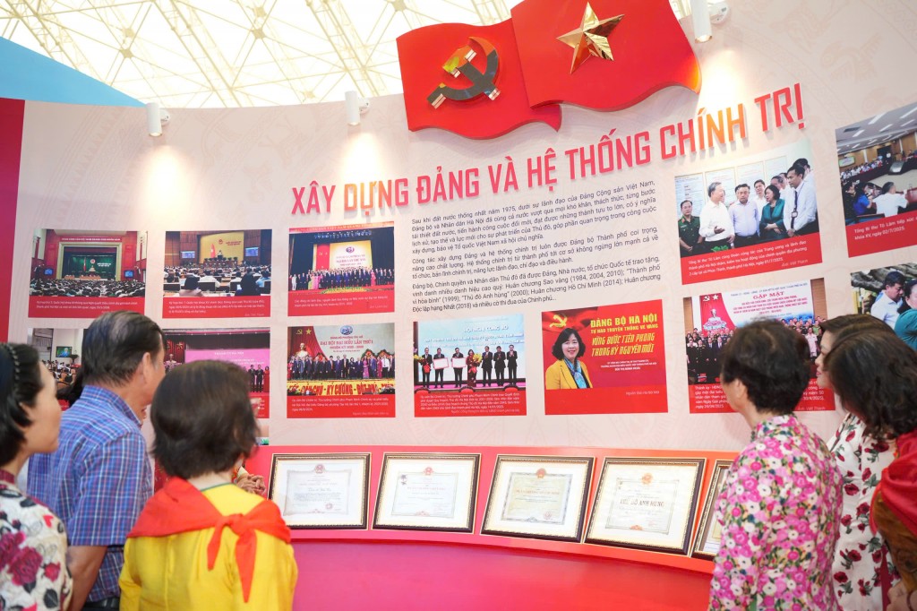 Cán bộ Mặt trận Hà Nội tham quan triển lãm thành tựu đất nước Cán bộ Mặt trận Hà Nội tham quan triển lãm thành tựu đất nước