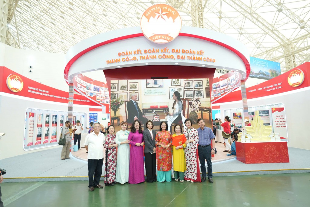 Cán bộ Mặt trận Hà Nội tham quan triển lãm thành tựu đất nước Cán bộ Mặt trận Hà Nội tham quan triển lãm thành tựu đất nước