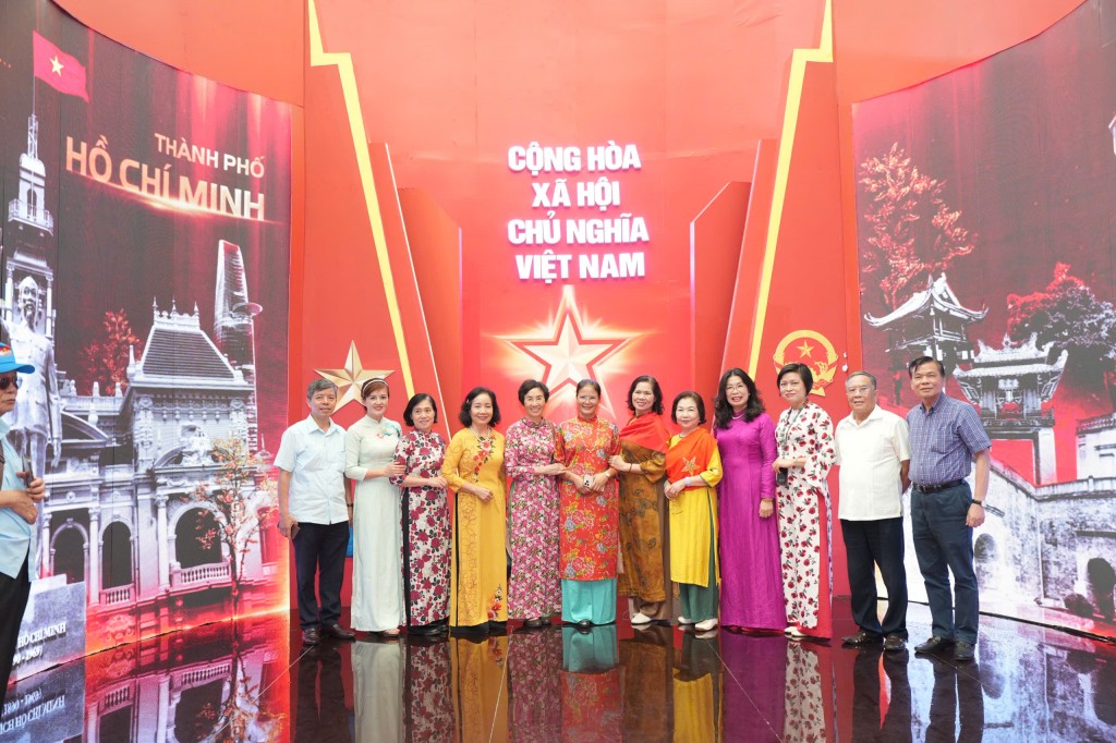 Cán bộ Mặt trận Hà Nội tham quan triển lãm thành tựu đất nước