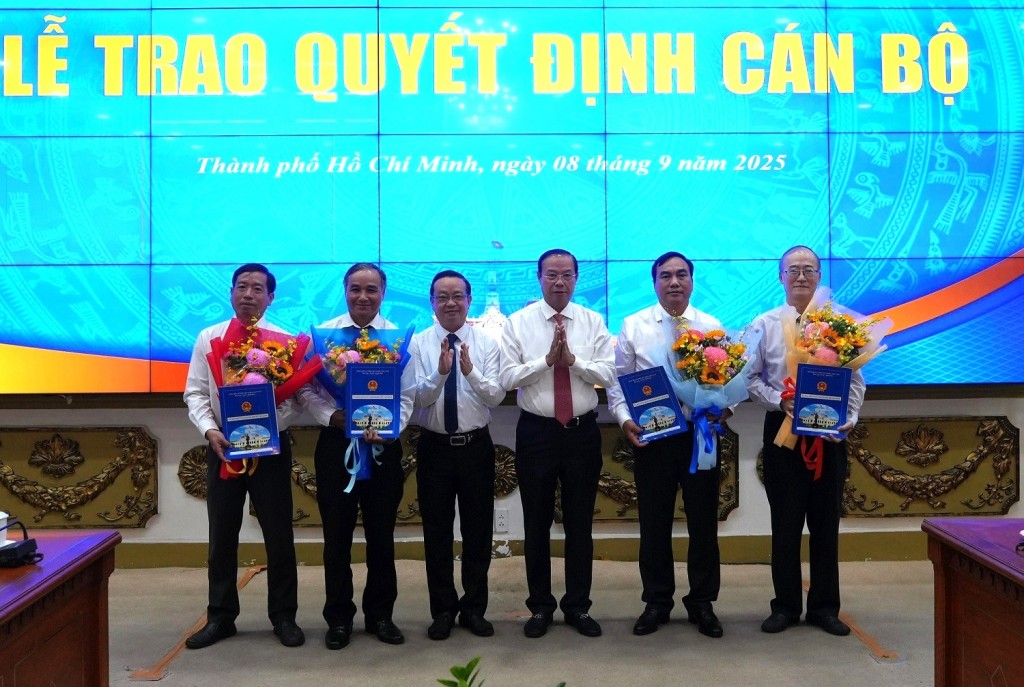 Phó Chủ tịch Thường trực UBND Thành phố Nguyễn Văn Thọ, Phó Chủ tịch UBND Thành phố Bùi Minh Thạnh trao quyết định bổ nhiệm Trưởng ban và 3 Phó Trưởng ban Ban Quản lý Khu Nông nghiệp Công nghệ cao TP.Hồ Chí Minh