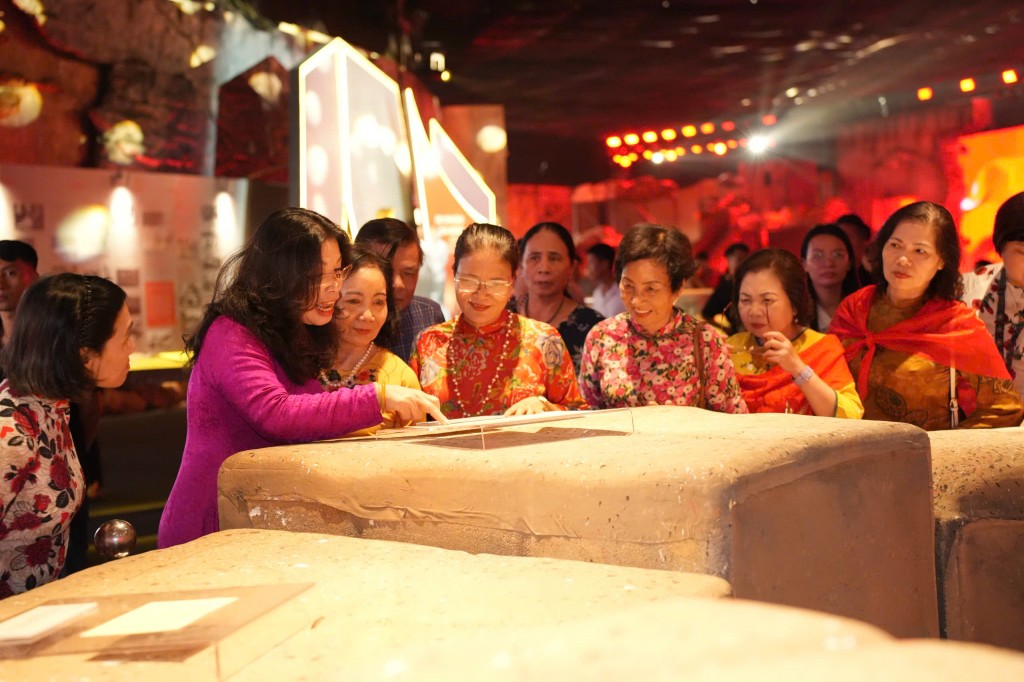 Cán bộ Mặt trận Hà Nội tham quan triển lãm thành tựu đất nước Cán bộ Mặt trận Hà Nội tham quan triển lãm thành tựu đất nước