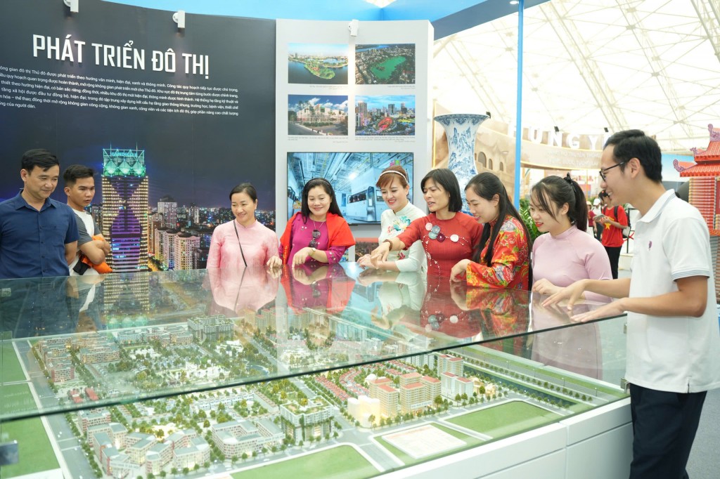 Cán bộ Mặt trận Hà Nội tham quan triển lãm thành tựu đất nước