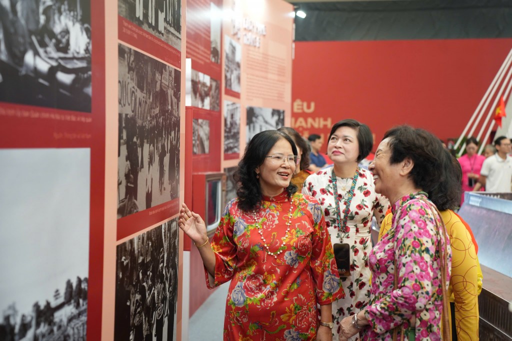 Cán bộ Mặt trận Hà Nội tham quan triển lãm thành tựu đất nước Cán bộ Mặt trận Hà Nội tham quan triển lãm thành tựu đất nước