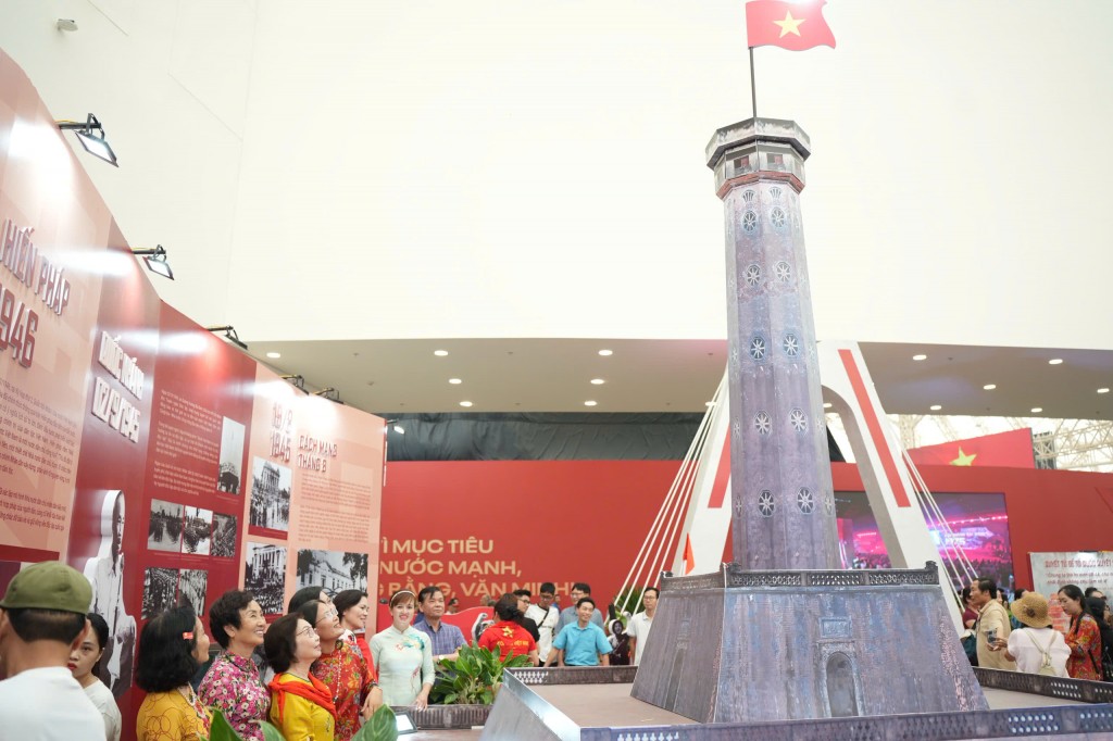 Cán bộ Mặt trận Hà Nội tham quan triển lãm thành tựu đất nước