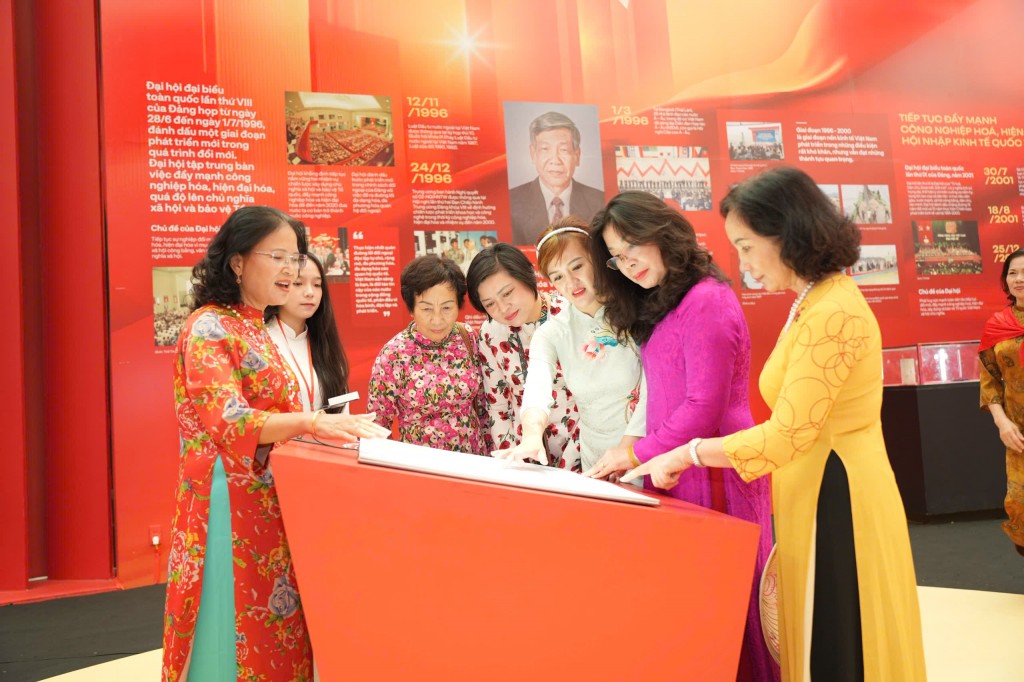 Cán bộ Mặt trận Hà Nội tham quan triển lãm thành tựu đất nước Cán bộ Mặt trận Hà Nội tham quan triển lãm thành tựu đất nước