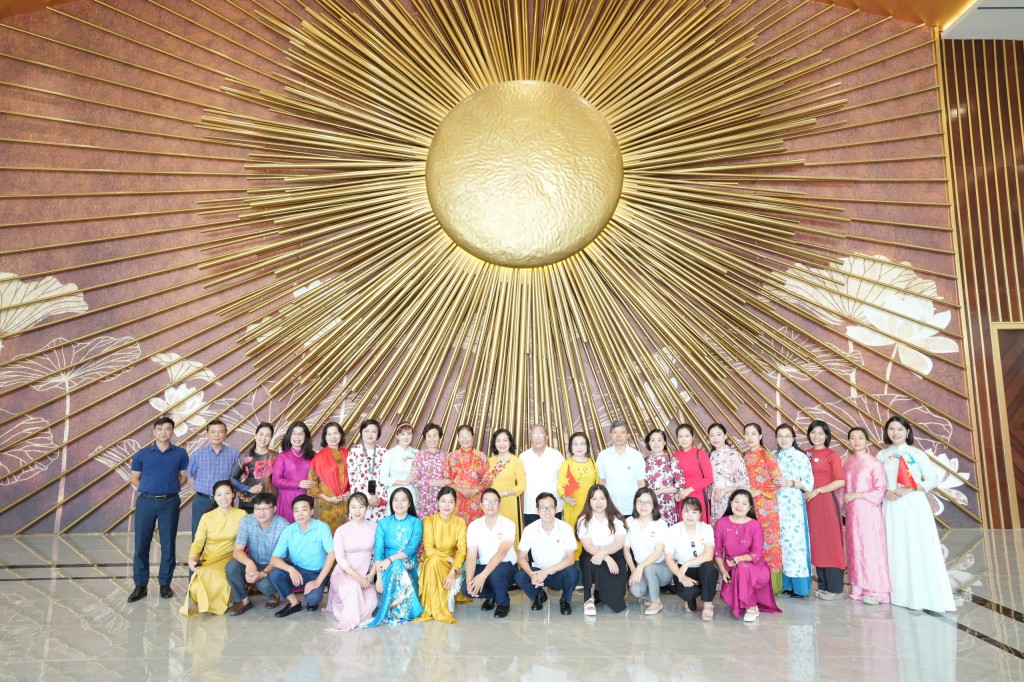 Cán bộ Mặt trận Hà Nội tham quan triển lãm thành tựu đất nước Cán bộ Mặt trận Hà Nội tham quan triển lãm thành tựu đất nước