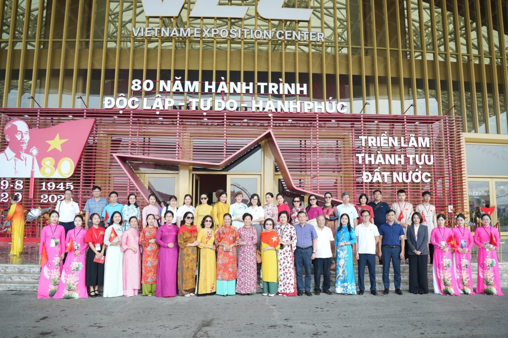 Cán bộ Mặt trận Hà Nội tham quan triển lãm thành tựu đất nước Cán bộ Mặt trận Hà Nội tham quan triển lãm thành tựu đất nước