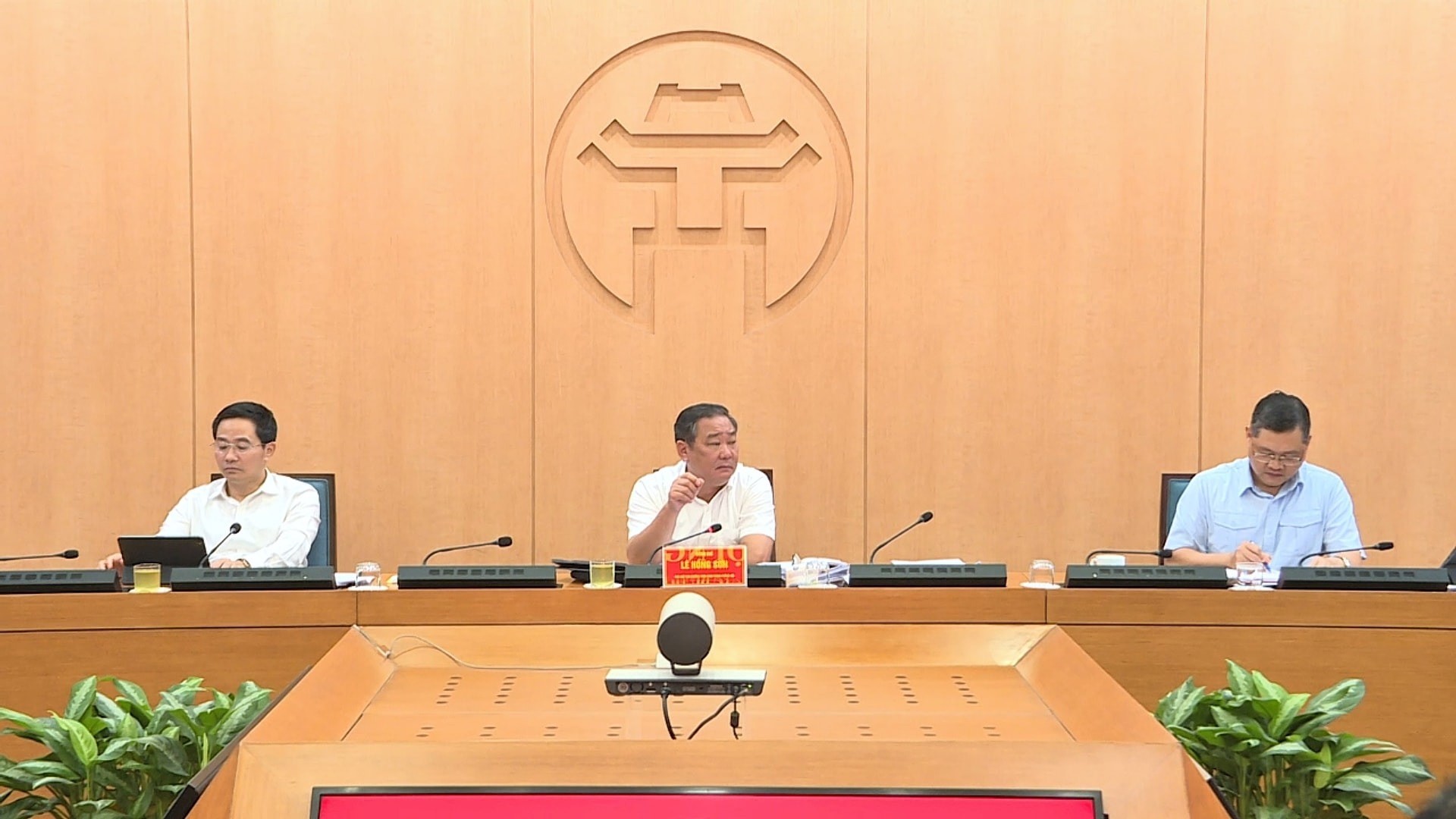 Phó Chủ tịch Thường trực UBND thành phố Hà Nội Lê Hồng Sơn chủ trì cuộc họp. Ảnh: Thu Hằng